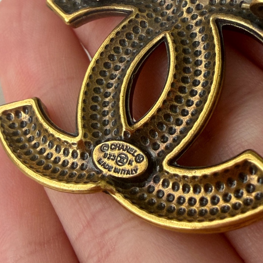 CHANEL Gold-Tone Embossed CC Logo Brooch - Picture 6 of 8